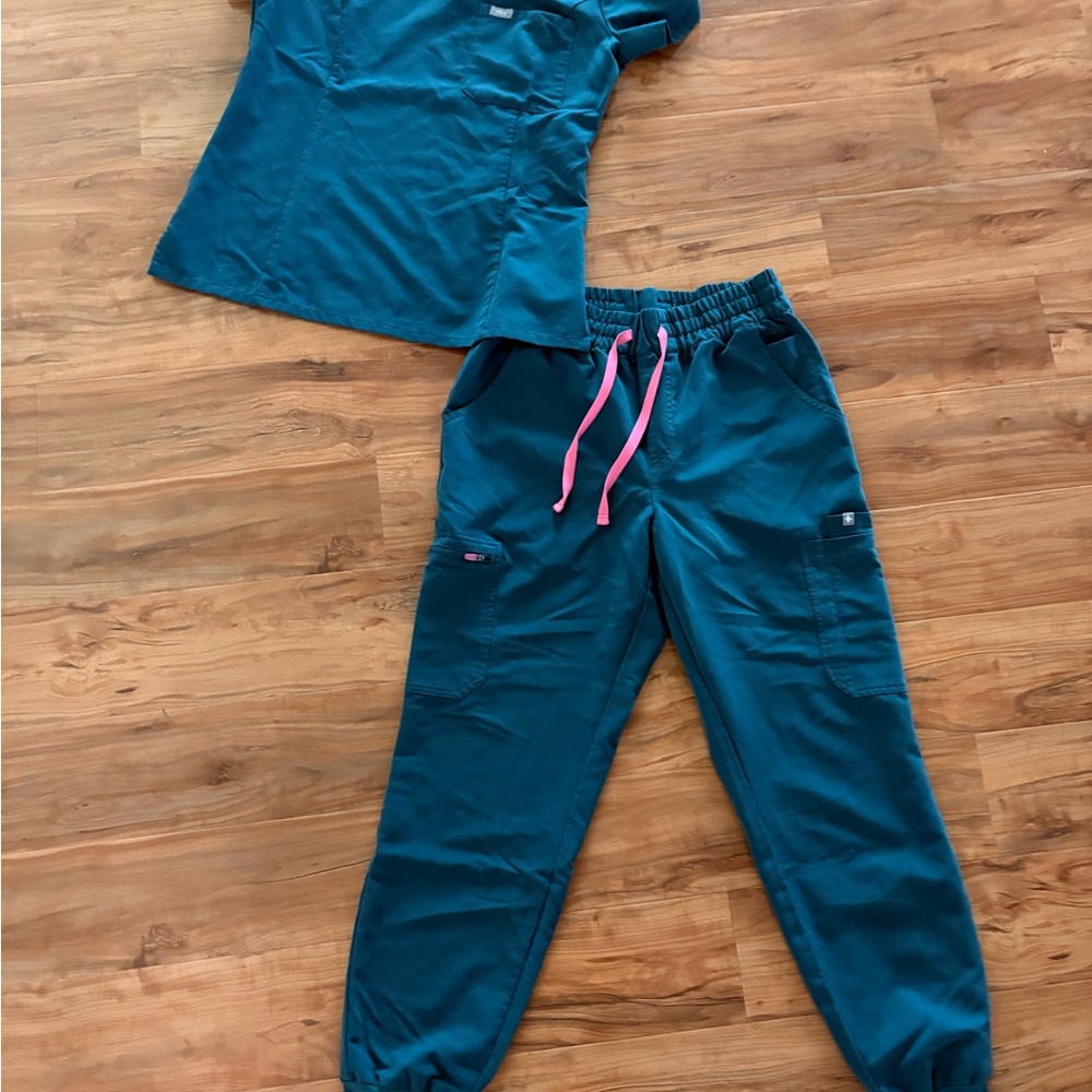 FIGS scrubs set relaxed jogger w/pink accents and medium scrub top